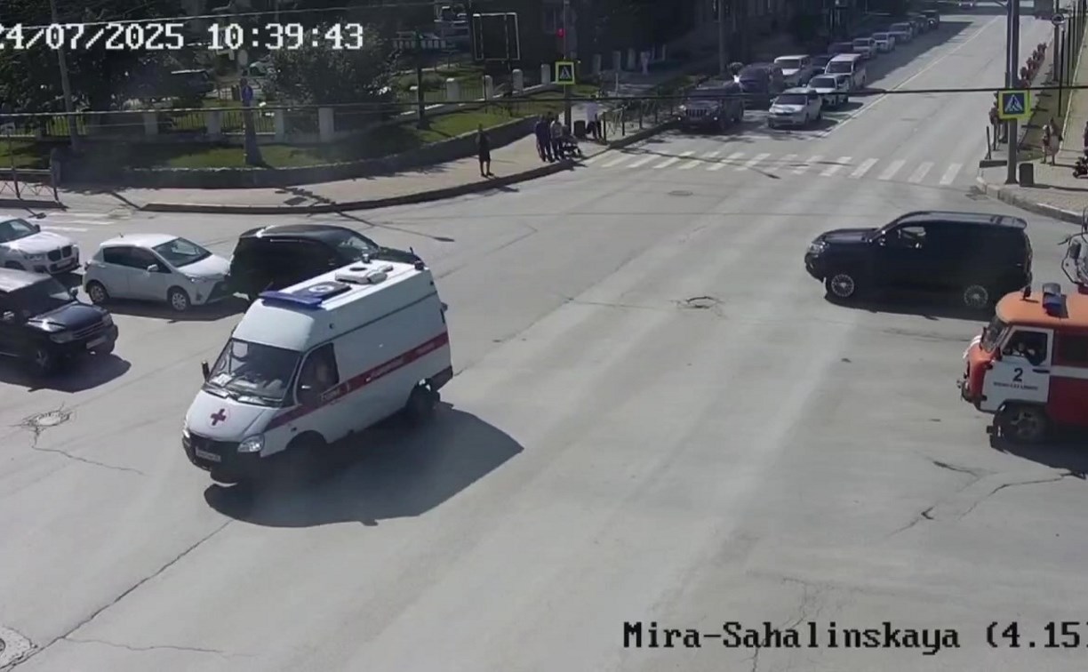 "Перестарался": автомобилист попал в ДТП, пропуская скорую помощь на перекрёстке "Перестарался": автомобилист попал в ДТП, пропуская скорую помощь на перекрёстке