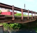 Семь домов оказались отрезаны: в Невельском районе частично разрушился мост, его закрыли