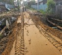 Машины одна за другой проваливаются на недоделанном мосту в Охе