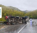 Большегруз опрокинулся в Холмском районе - пострадал водитель 
