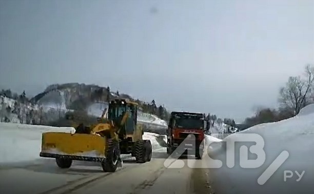 "Я думал, это конец": на Ловецком перевале грейдер и большегруз устроили ловушку автомобилисту