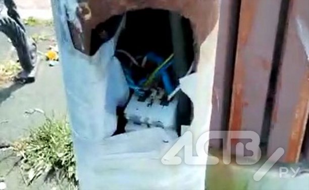 В Южно-Курильске скотчем починили опоры освещения на детской площадке
