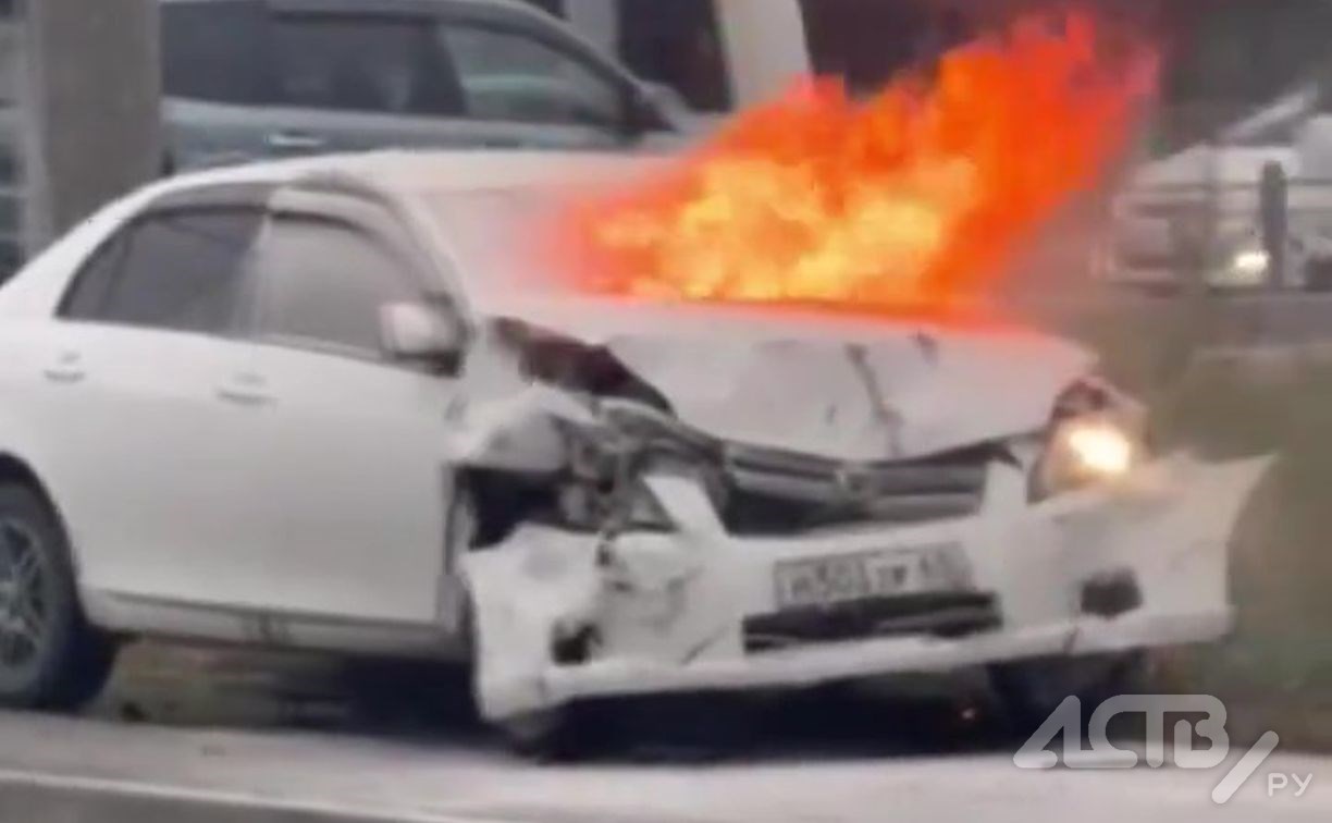 Очаг располагался под капотом: как полыхающий автомобиль тушили на перекрёстке в Южно-Сахалинске
