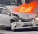Очаг располагался под капотом: как полыхающий автомобиль тушили на перекрёстке в Южно-Сахалинске