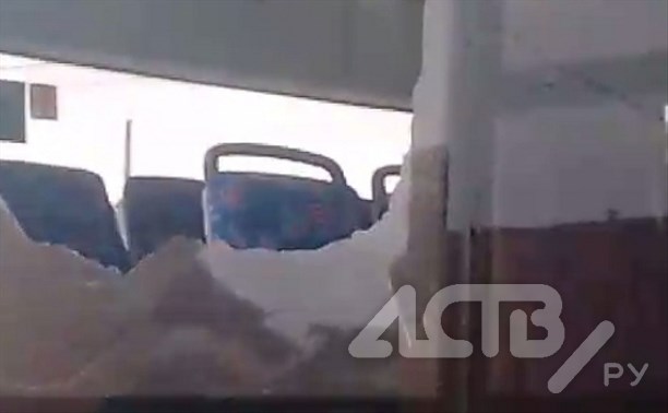 В Южно-Сахалинске один зелёный автобус врезался в другой 