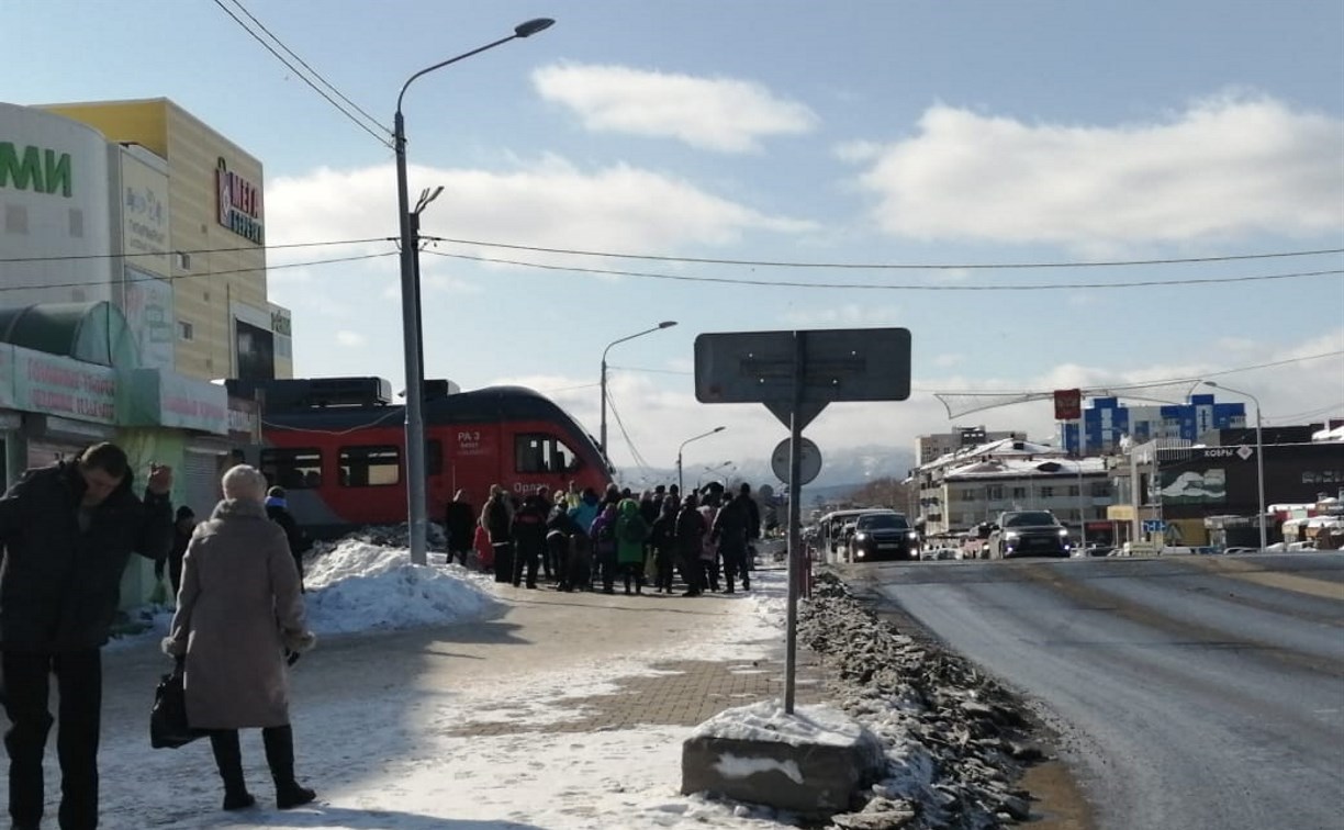 Южносахалинцы вынуждены переходить ЖД переезд перед "носом" поезда