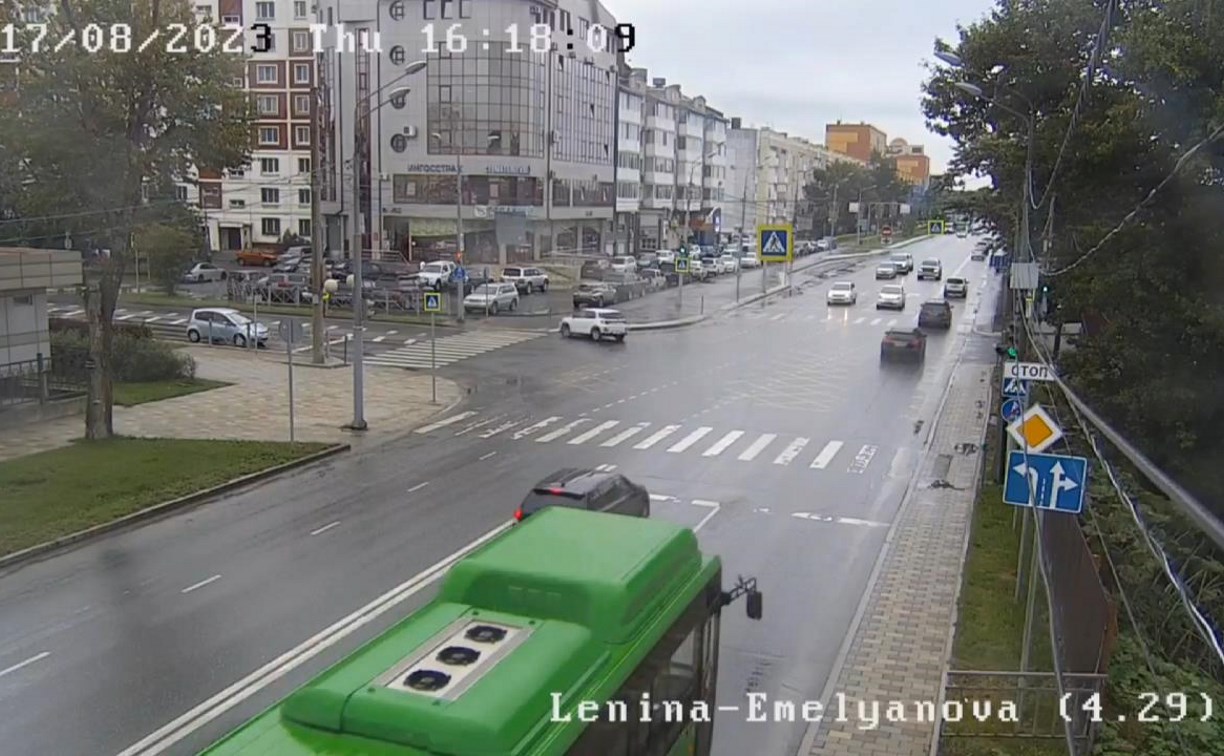 Не вписалась в поворот: момент ДТП на Ленина-Емельянова в Южно-Сахалинске попал на видео