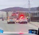 "Пацаны убегали": три экипажа ДПС окружили разбитый автомобиль в Южно-Сахалинске