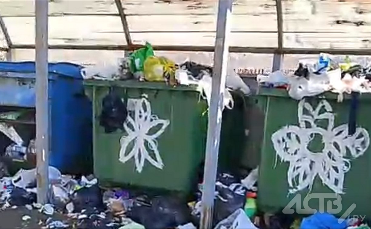 "Бумаги шлют, что в суд подадут": жители Холмска вынуждены платить за переполненные мусорные баки