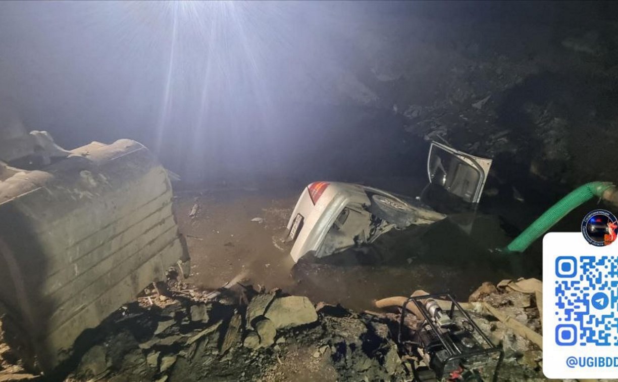 Автомобиль утонул в канаве: две девушки пострадали в страшном ДТП на Сахалине