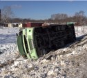 Шесть человек пострадали в упавшем на бок автобусе в пригороде Южно-Сахалинска (ФОТО)