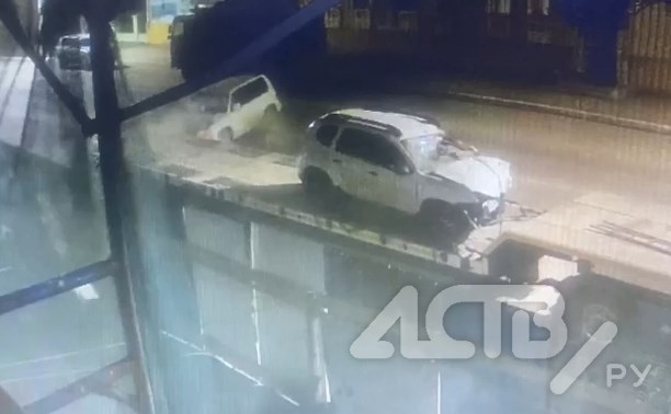 Появилось видео ДТП в Холмске, где легковушка влетела в припаркованный длинномер