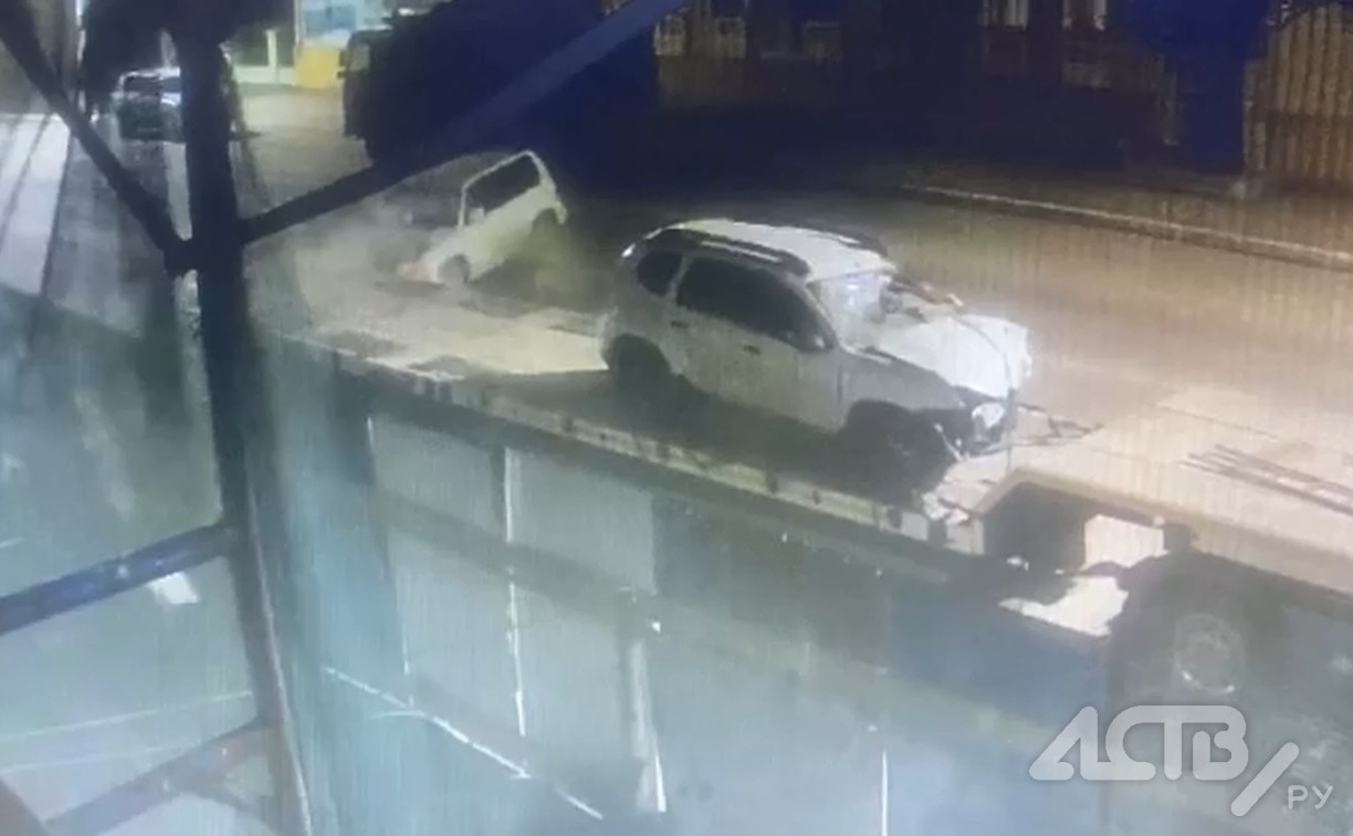 Появилось видео ДТП в Холмске, где легковушка влетела в припаркованный длинномер