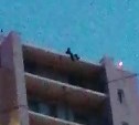 Сидящих на краю крыши 16-этажного дома подростков заметили в Южно-Сахалинске