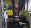 Опубликованы фото последствий пожара в многоквартирном доме в Долинске