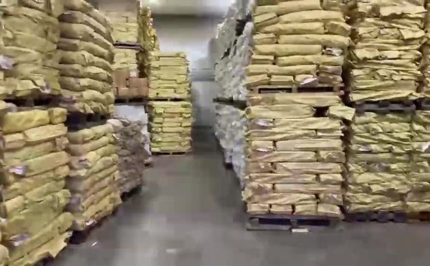Нелегальный склад с рыбой и красной икрой накрыли на Сахалине