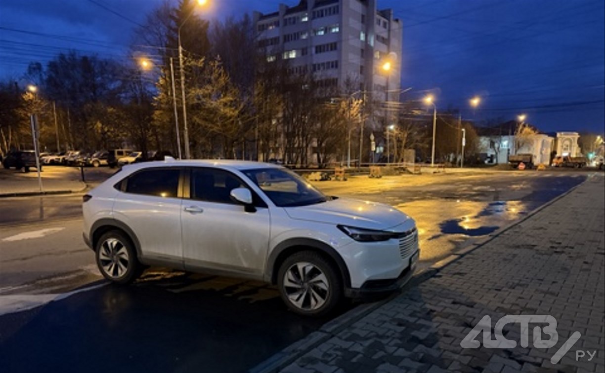 Неизвестный столкнулся с Honda Vezel и скрылся с места ДТП в Южно-Сахалинске