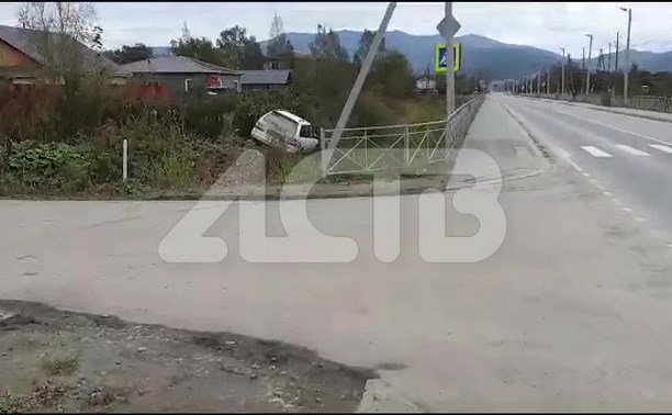 "Вот такой Шумахер": автомобиль в Южно-Сахалинске пролетел через овраг