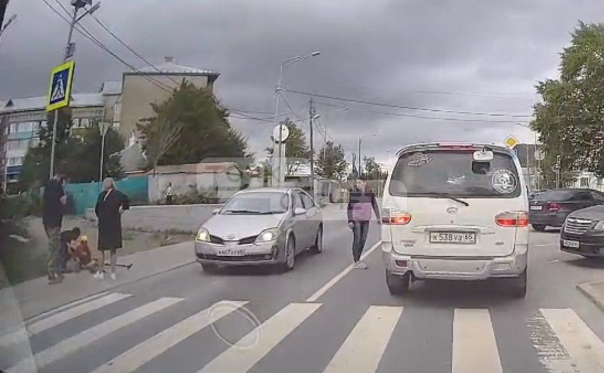 В Южно-Сахалинске подросток на самокате столкнулся с автомобилем на пешеходном переходе