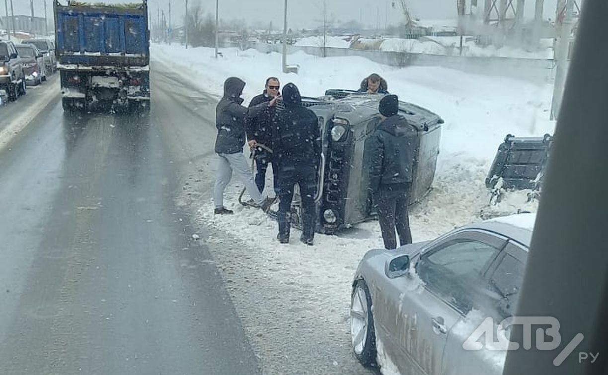 Автомобиль опрокинулся на улице в Южно-Сахалинске