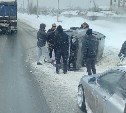 Автомобиль опрокинулся на улице в Южно-Сахалинске