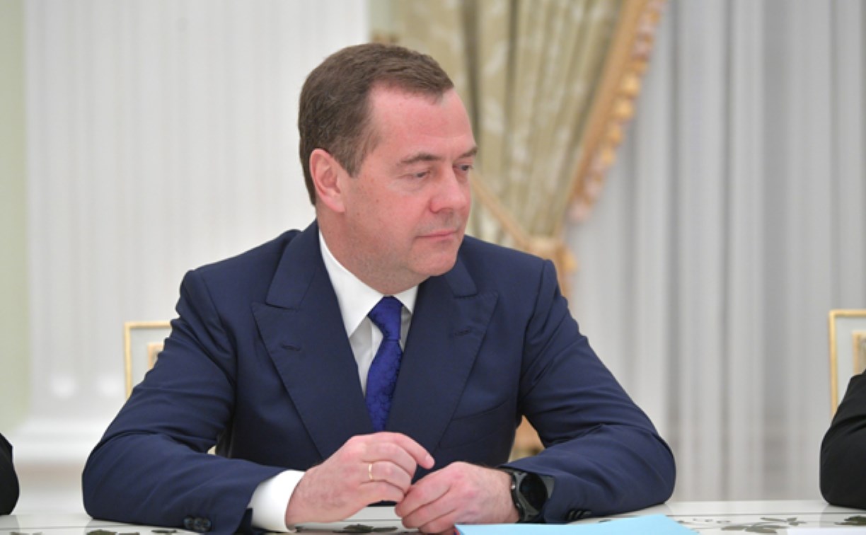 Медведев предложил официально отказаться от лицензий и авторских отчислений за софт и кино