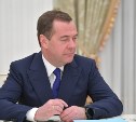 Медведев предложил официально отказаться от лицензий и авторских отчислений за софт и кино