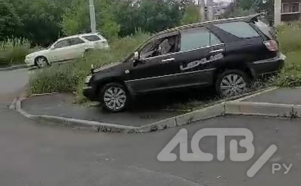 "Убирали знаки и угрожали": автомобильный поток хлынул во двор Южно-Сахалинска из-за ремонта