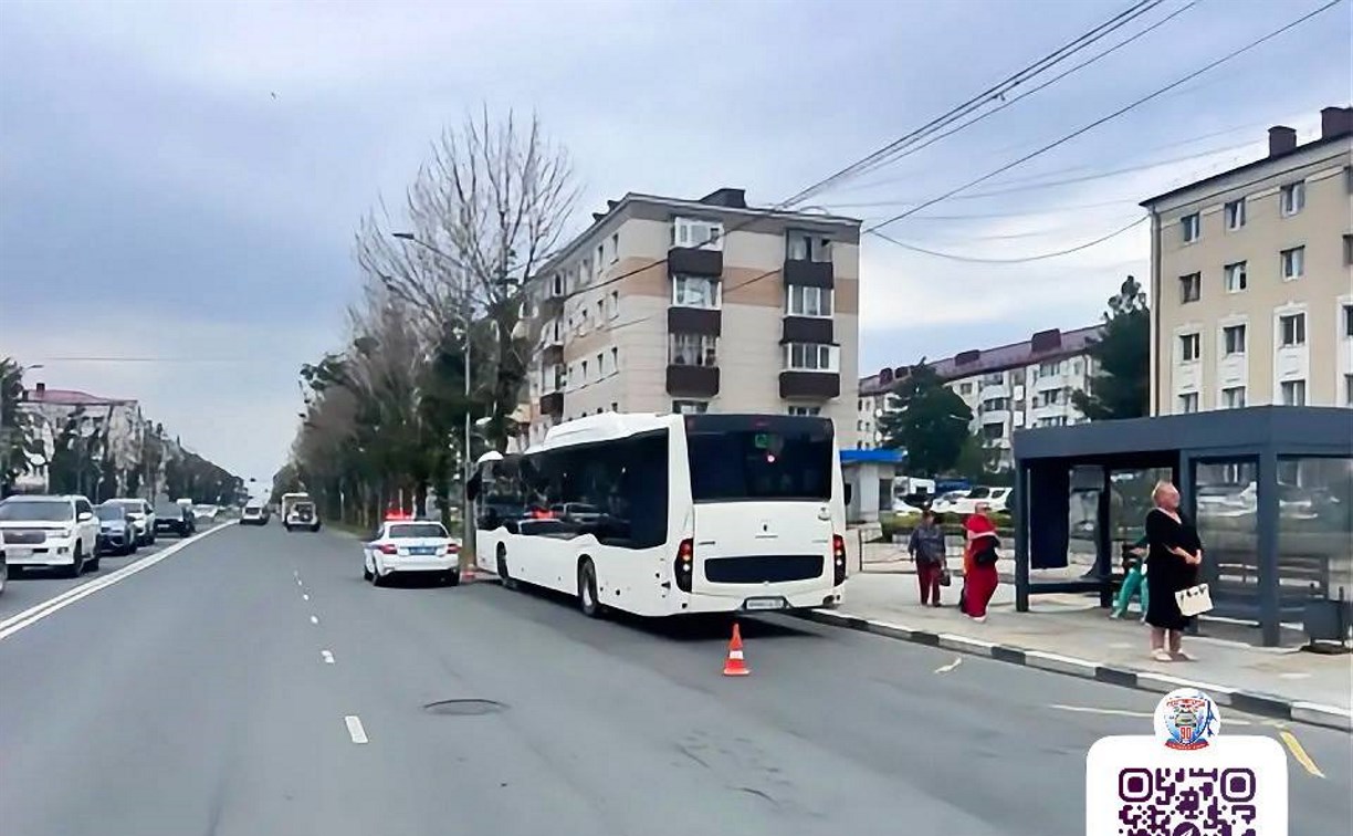 В Южно-Сахалинске бабушку увезли в больницу после падения в автобусе