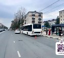 В Южно-Сахалинске бабушку увезли в больницу после падения в автобусе