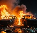 В Томари один горящий автомобиль поджег другой