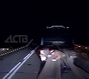 На сахалинской трассе из багажника автомобиля выпали доски и человек