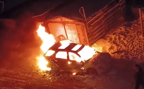 Ночью в сахалинском селе сгорел автомобиль