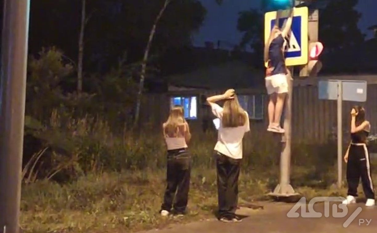"Новый тренд в TikTok?": висящая на дорожном знаке девочка удивила южносахалинцев