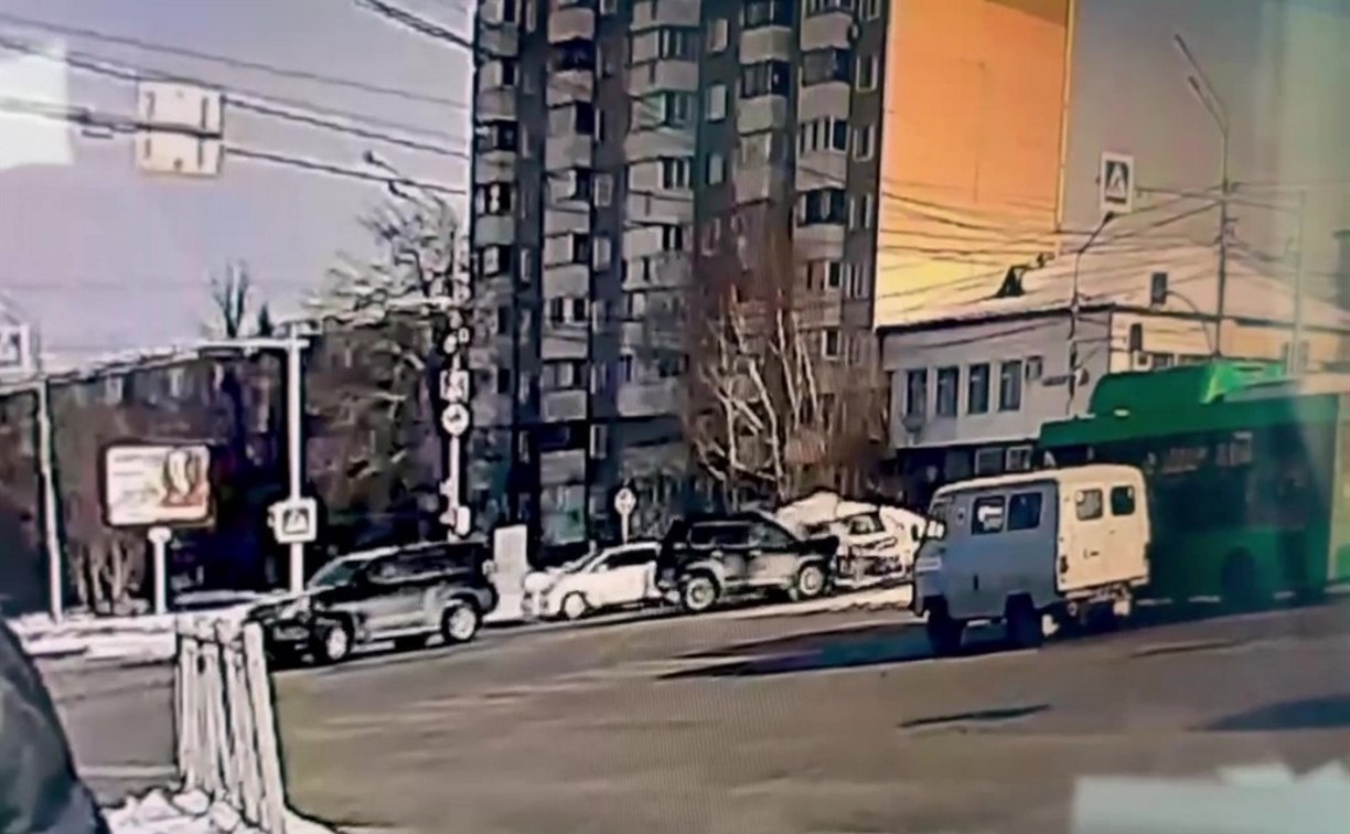 Появилось видео столкновения двух авто возле "Плазы" в Южно-Сахалинске