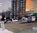 Появилось видео столкновения двух авто возле "Плазы" в Южно-Сахалинске