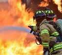 Двухэтажный дом полностью выгорел в Холмском районе