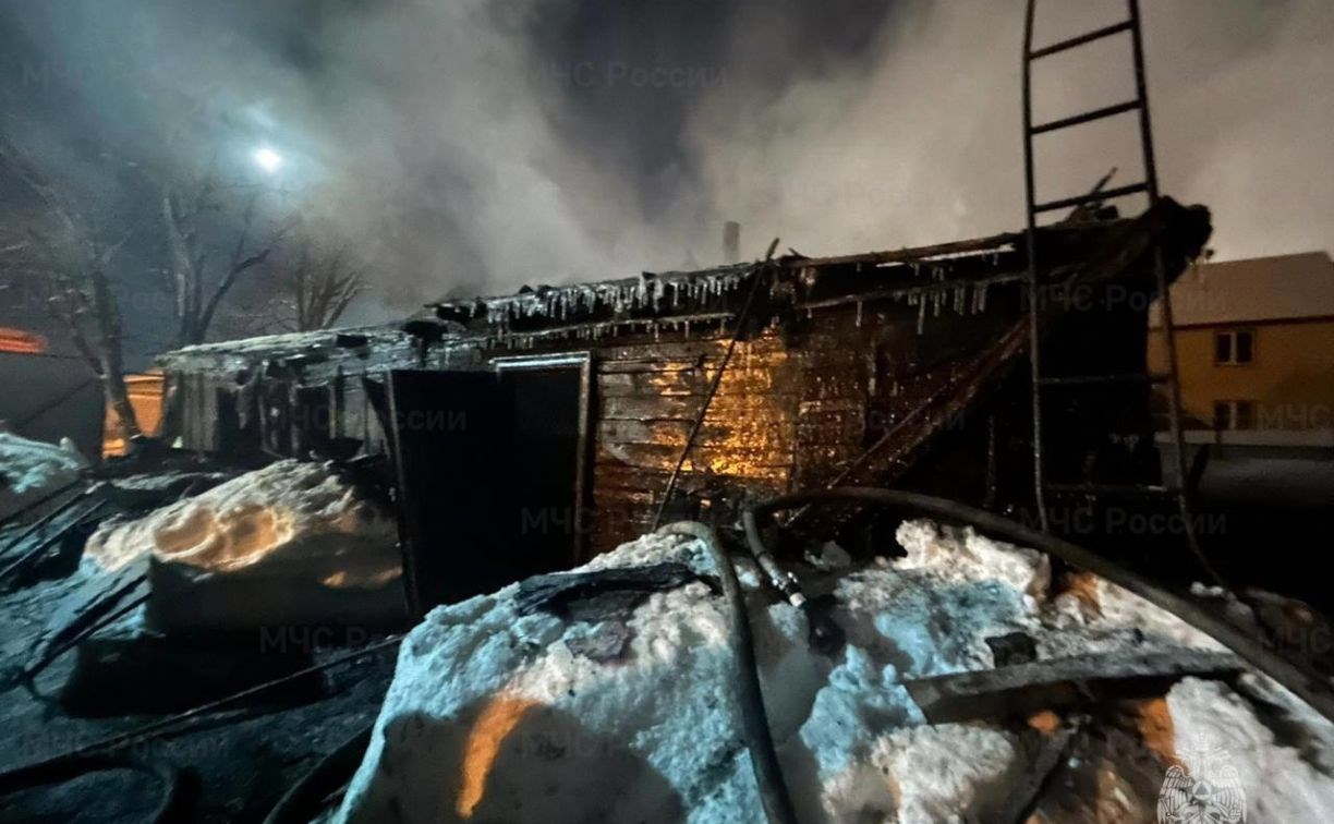 Появились снимки с места смертельного пожара в Южно-Сахалинске