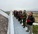 У мемориала воинов-освободителей на острове Шумшу возложили цветы