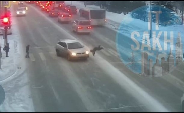 В Южно-Сахалинске Toyota Voltz сбила бежавшего по пешеходному переходу школьника
