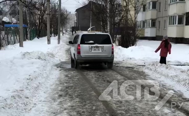 Автомобиль в Южно-Сахалинске пронёсся по пешеходной дорожке возле школы