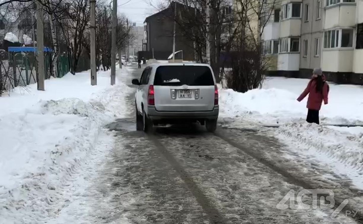 Автомобиль в Южно-Сахалинске пронёсся по пешеходной дорожке возле школы