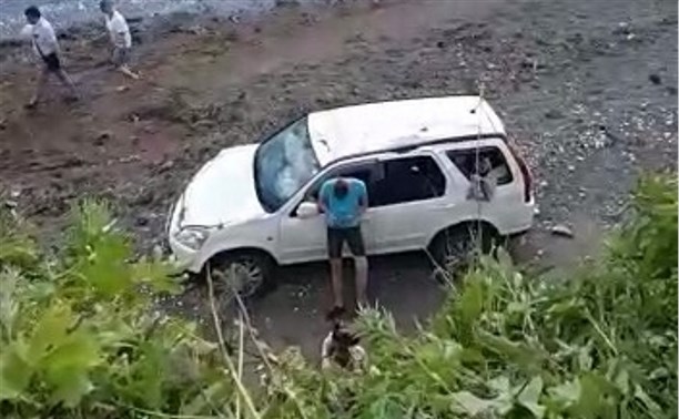 Автомобиль с женщиной и ребенком сорвался с обрыва в Пригородном