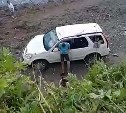 Автомобиль с женщиной и ребенком сорвался с обрыва в Пригородном