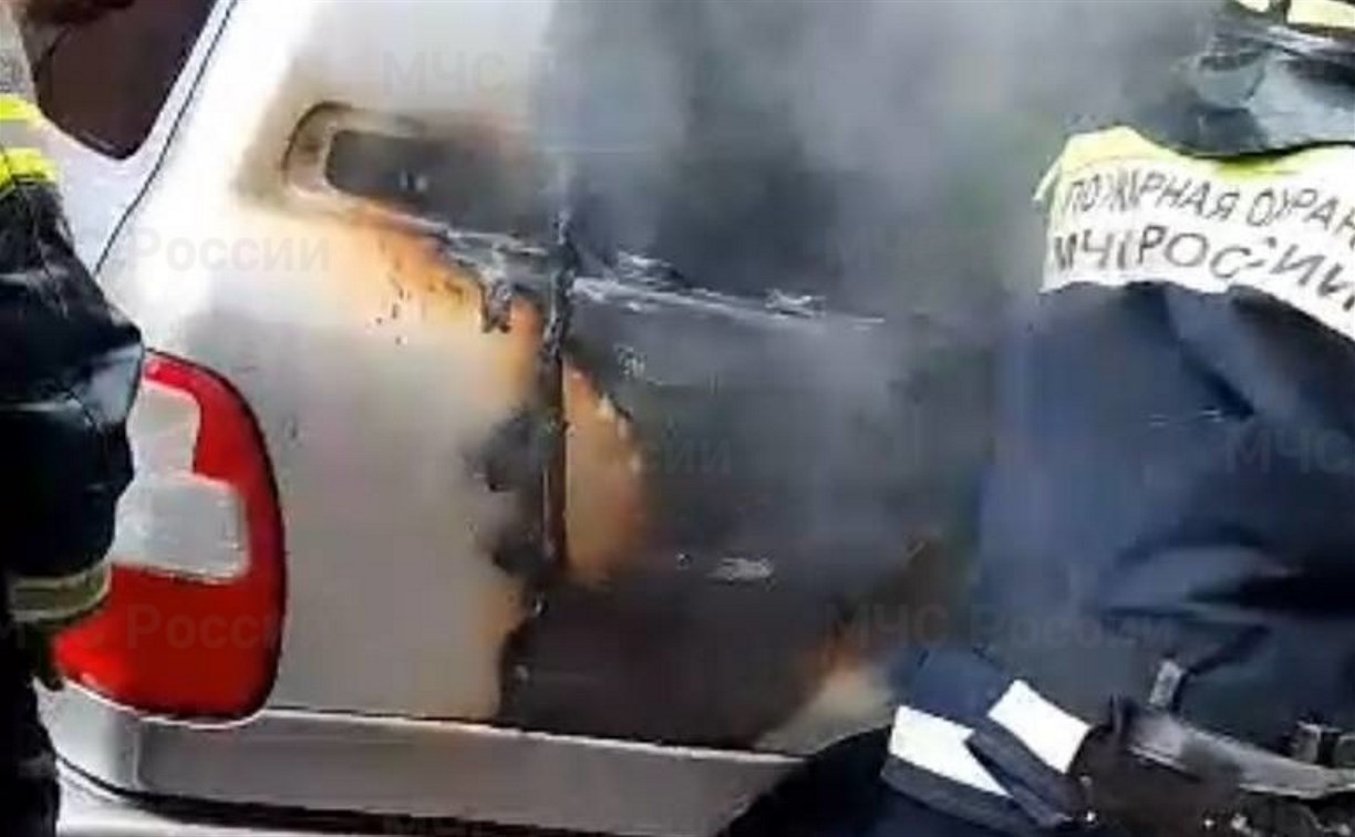 Автомобиль загорелся средь бела дня в Южно-Сахалинске