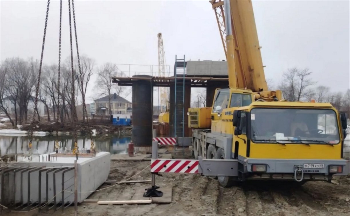 В Аниве продолжается строительство пешеходного моста через Лютогу