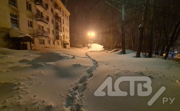 Дорожники не спят вторые сутки: расчищать Южно-Сахалинск от снежных завалов мешают личные авто