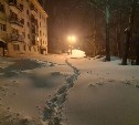 Дорожники не спят вторые сутки: расчищать Южно-Сахалинск от снежных завалов мешают личные авто