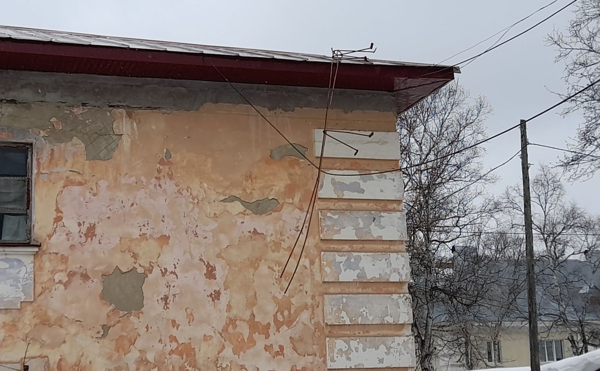 Держится на саморезе и электропроводе: над жителями двухэтажки в Южно-Сахалинске нависла угроза