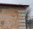 Держится на саморезе и электропроводе: над жителями двухэтажки в Южно-Сахалинске нависла угроза